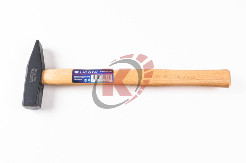 Молоток 800г с деревянной ручкой квадратный боек (AHM-00800) Licota